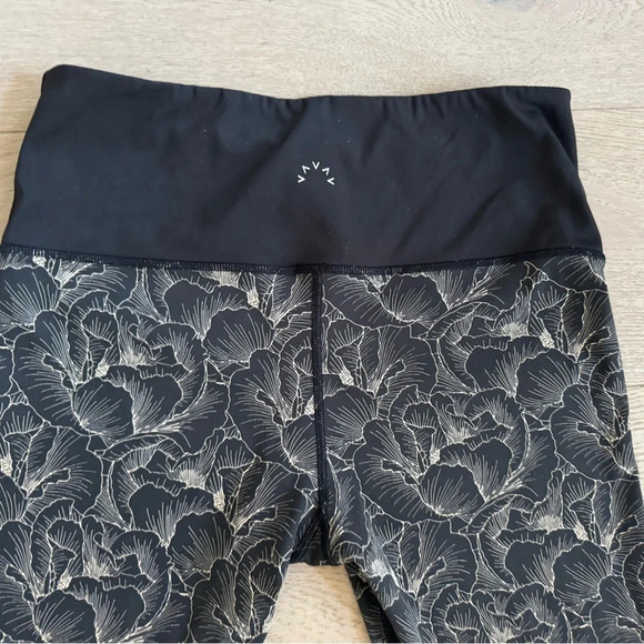 Varley Estrella Legging (Peach Floral)
Size Medium - Picture 9 of 10